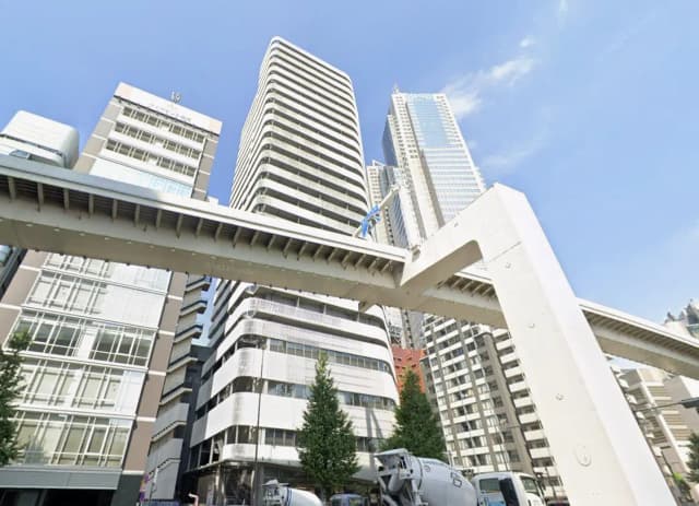 現代的なビル群と都市の高架橋、晴れた日の都市風景