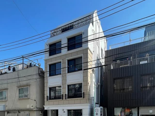 日差しが差し込む晴れた日の都市の景色、モダンな建物と電線が交差する都会的な外観