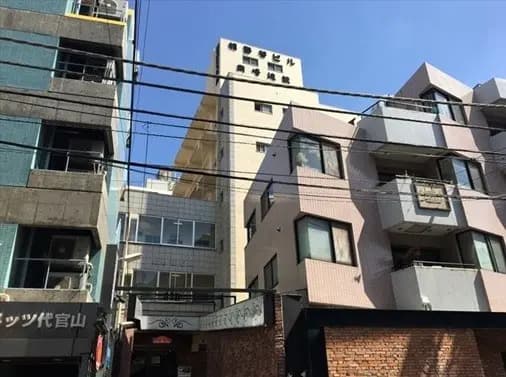 都市風景と電線、バラエティ豊かな建物のファサード、日本のアパートと商店街