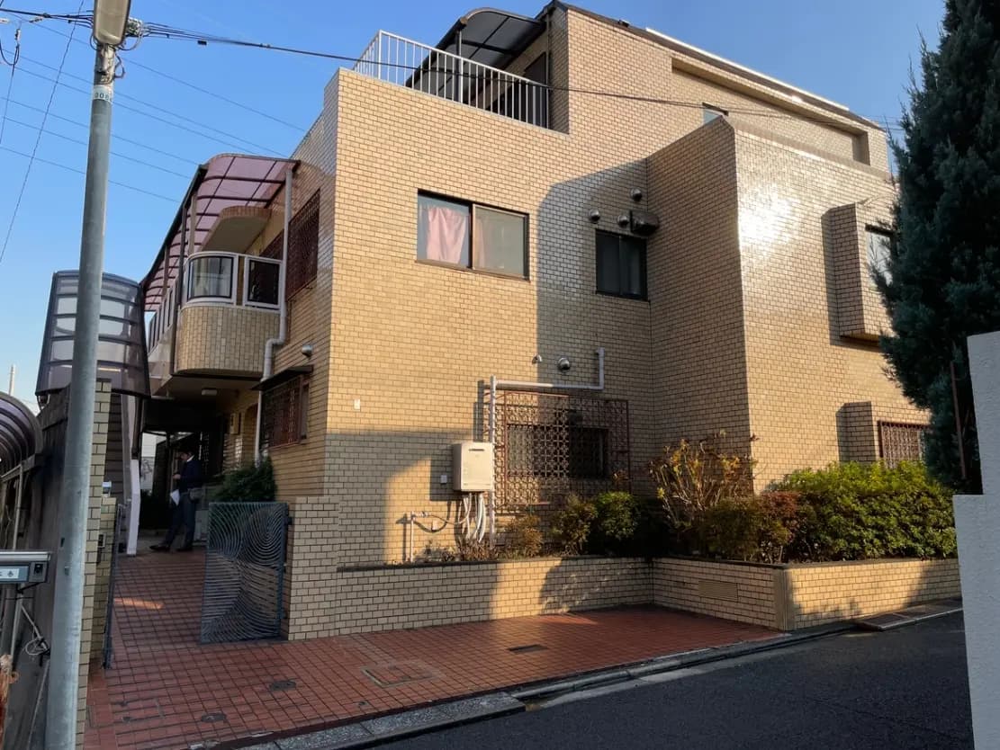 日本の郊外にあるモダンなデザインのレンガ造りのアパートメント、夕日が当たる静かな住宅街