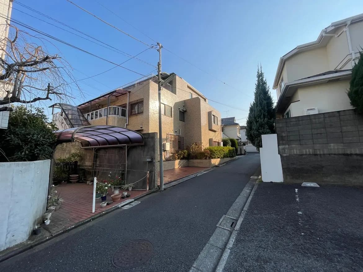 日本の閑静な住宅街の風景、明るい日差しの下での一戸建てとアーケード建築の家、整備された歩道