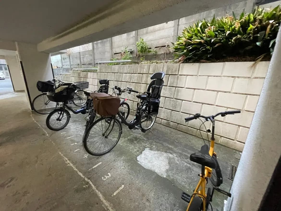 屋根付きの自転車駐輪スペース、複数の自転車が並んで駐輪されている都市の景観