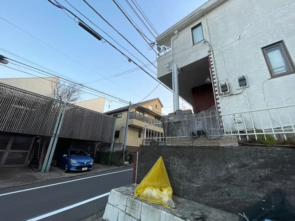日本の住宅街の風景、カーガレージ付き住宅と電線、青空