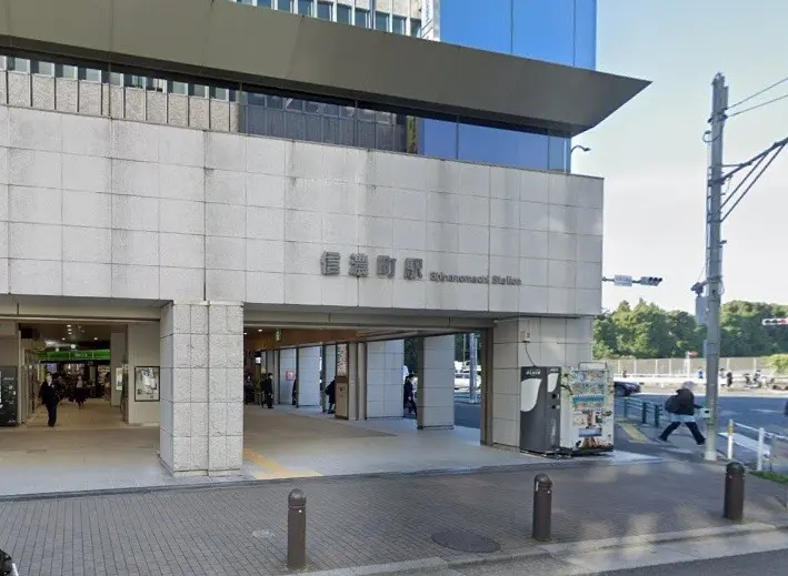 新橋駅の入口、都市の風景、人々が通行する晴れた日
