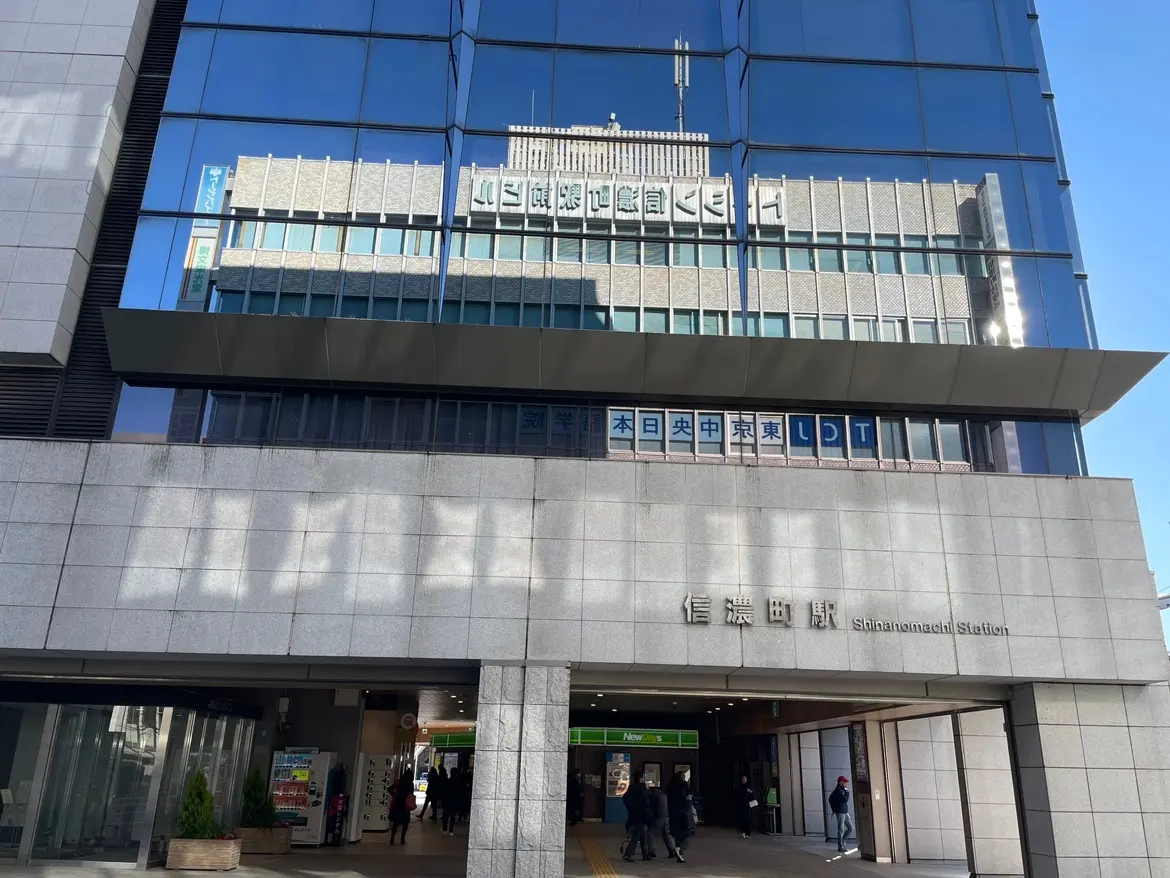 品川駅前の都市風景、晴天の下での現代的な建築と駅入口