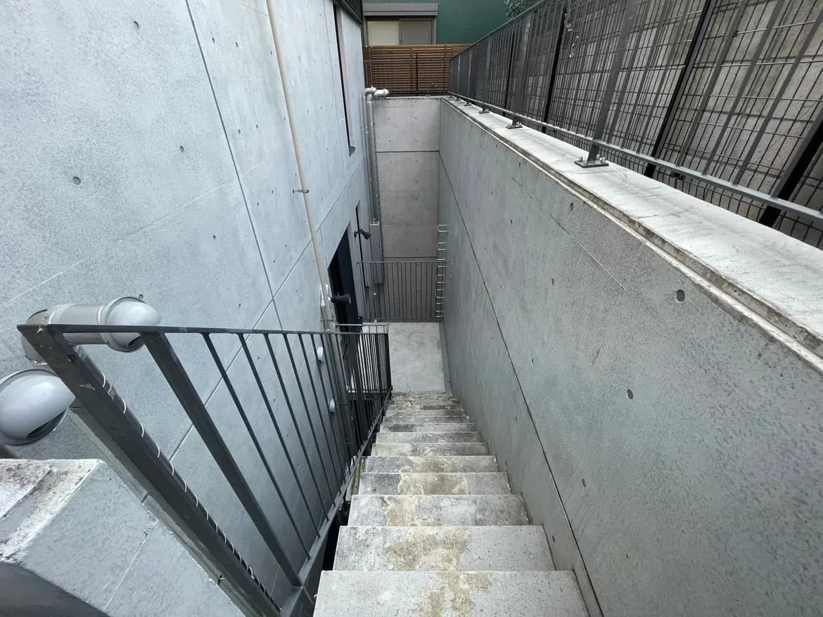屋外のコンクリート階段、手すり付き、灯りのある都市の降り口