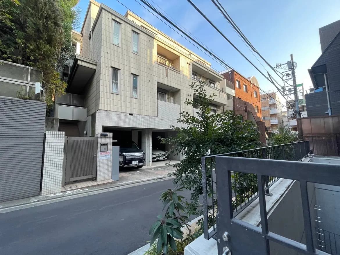 住宅街の現代的な建物と駐車場がある風景、都市環境に溶け込むアパートメント