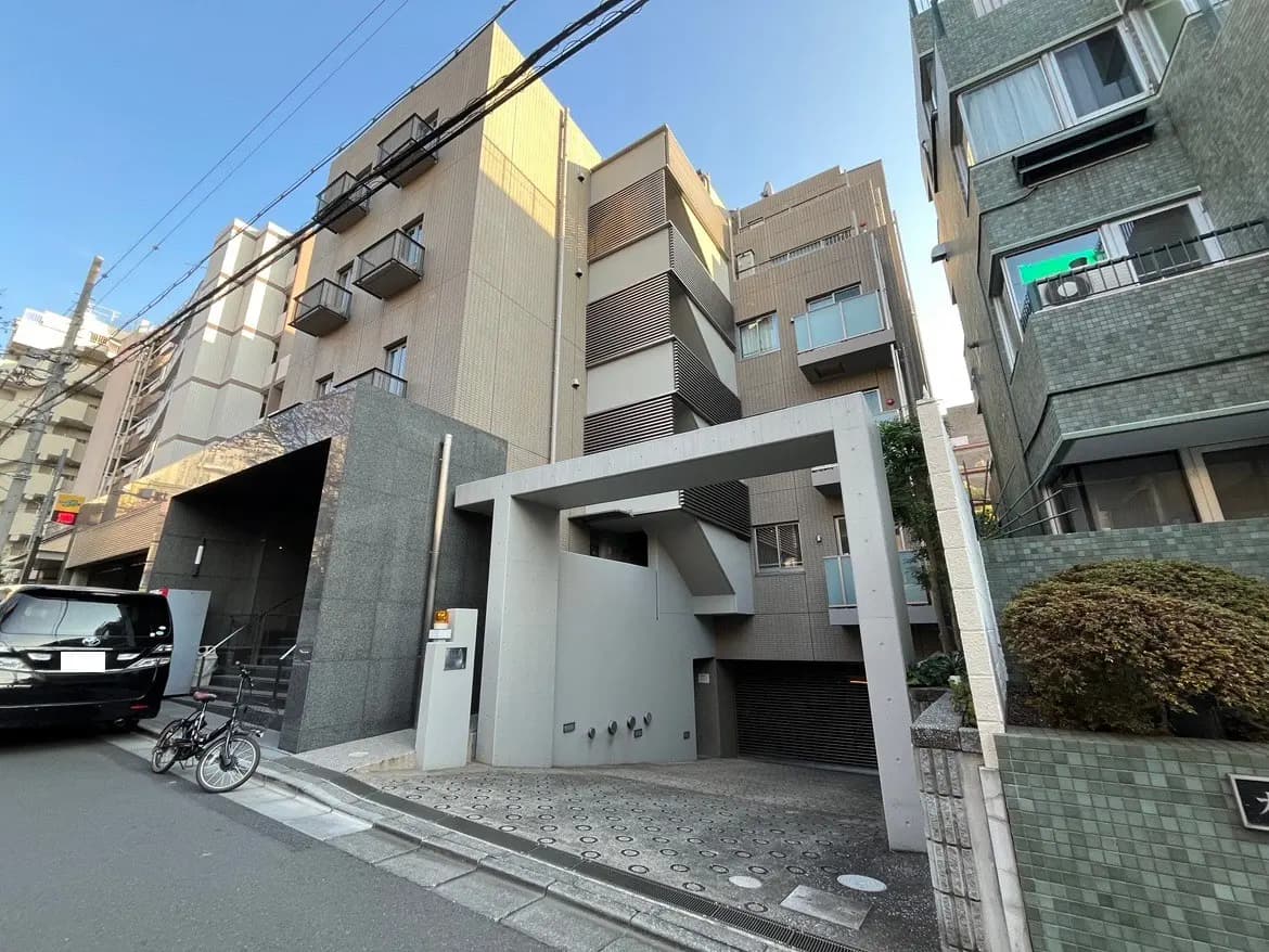 日本の住宅街にあるモダンなアパートメント建築、都市のマンションエントランスと外観デザイン