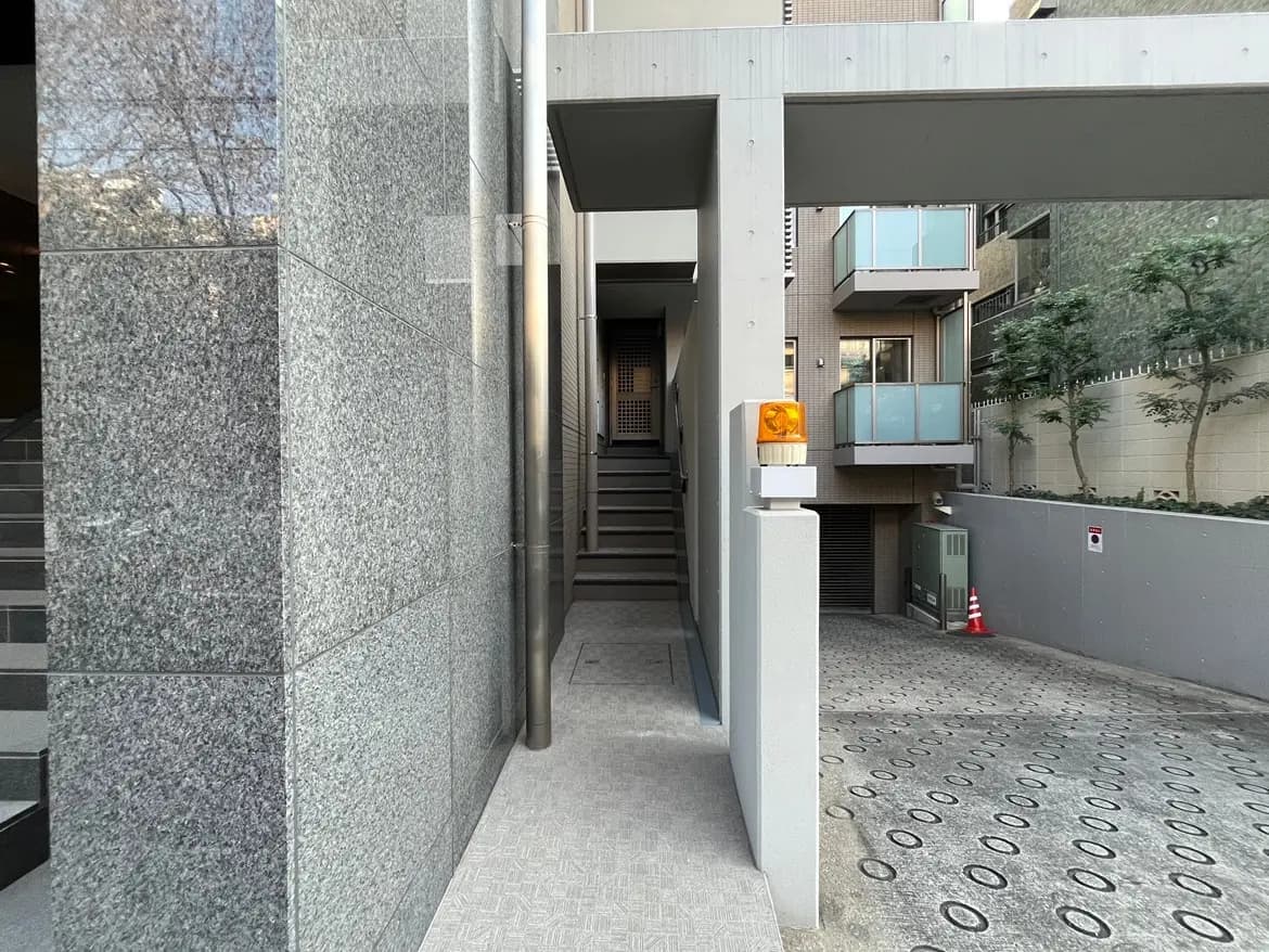 都市のマンション入り口、階段と通路、現代的な外壁デザイン
