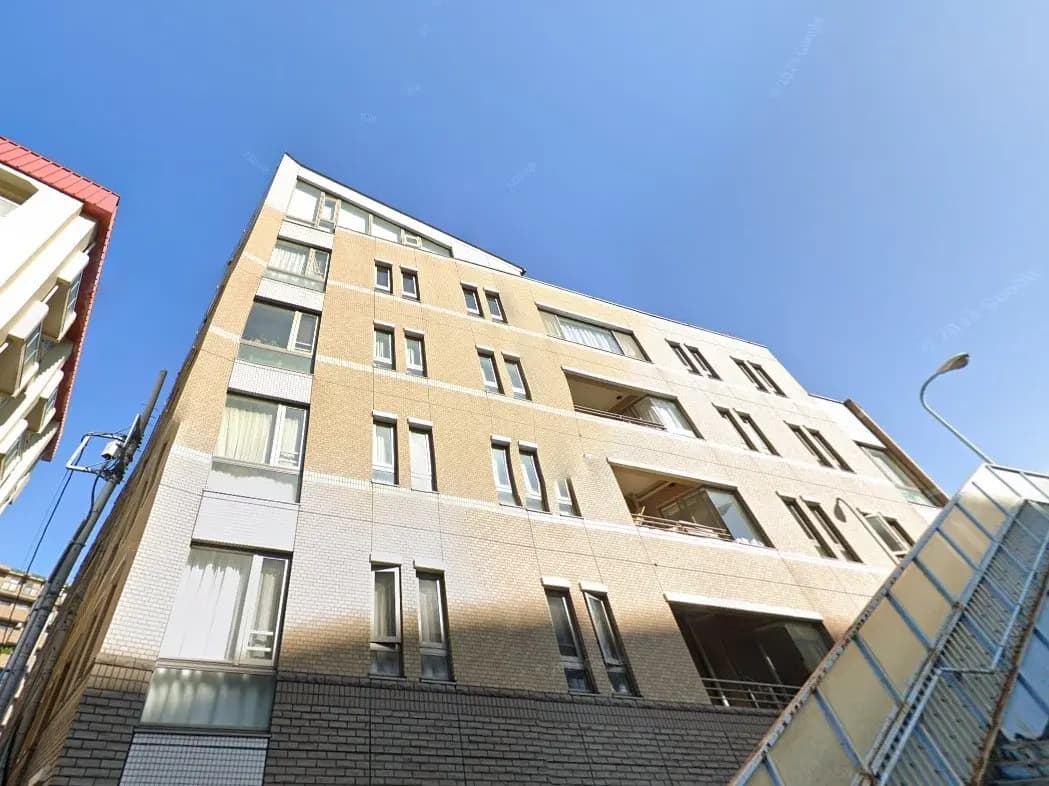 都市の環境に溶け込むモダンな多階建てアパート、晴れた日の青空と建物の外観
