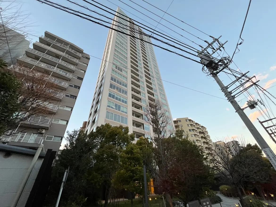 都市景観と高層マンション、電柱と配電線、早朝の青空