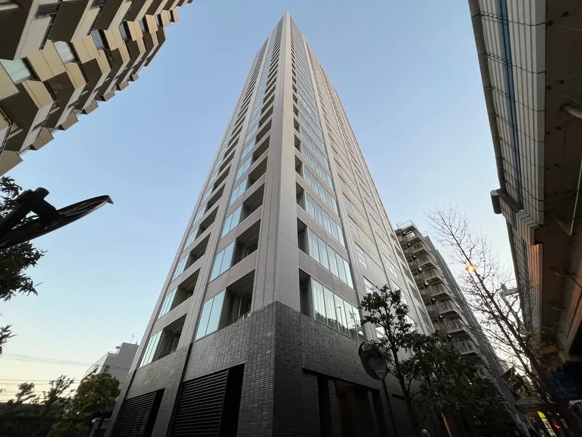 現代的なデザインの高層マンション、都市環境に建つ、夕暮れ時のクリアブルースカイ