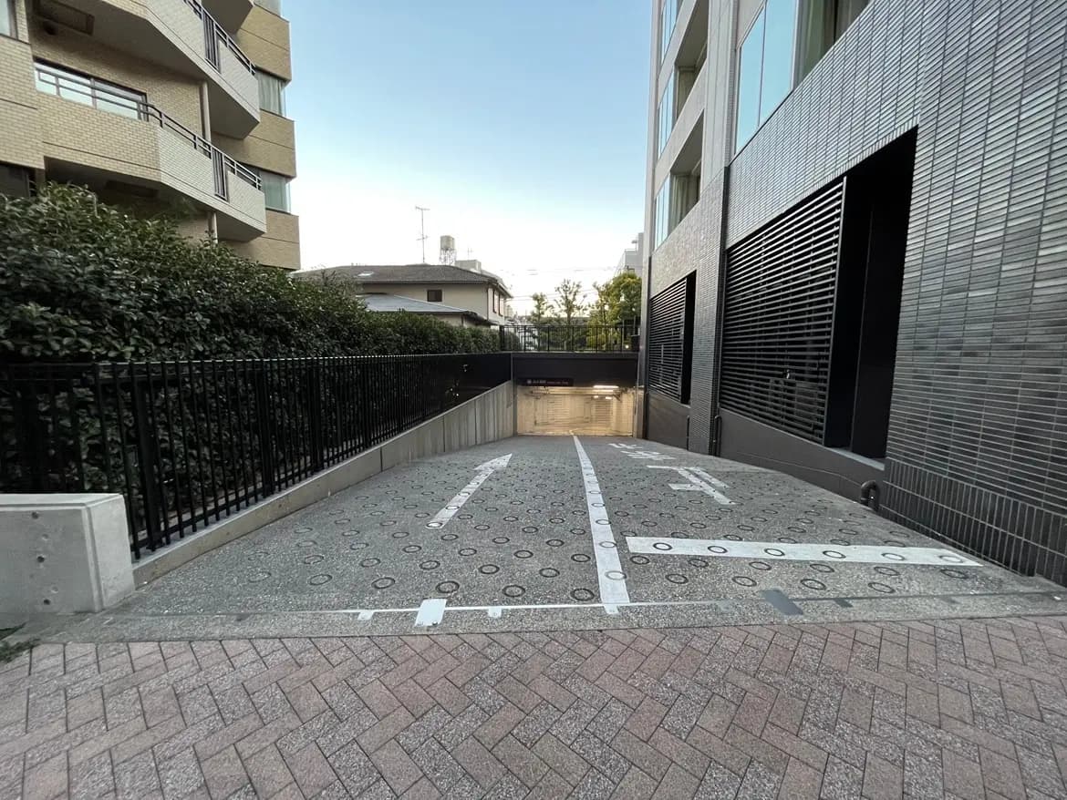 都市のマンション間の舗装された通路、駐車スペースマーキング、早朝の光