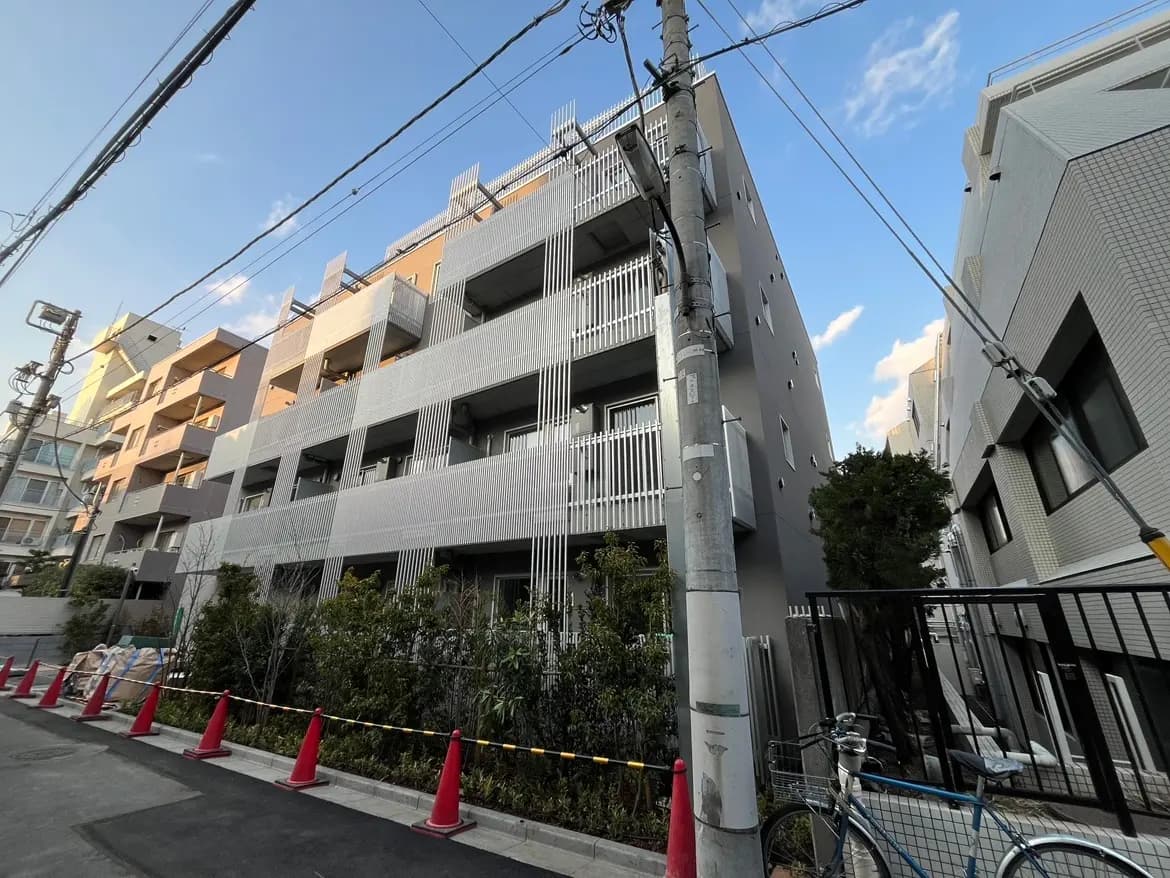 現代的なマンションの外観、多層建築、バルコニー付き、都市の住宅地に位置