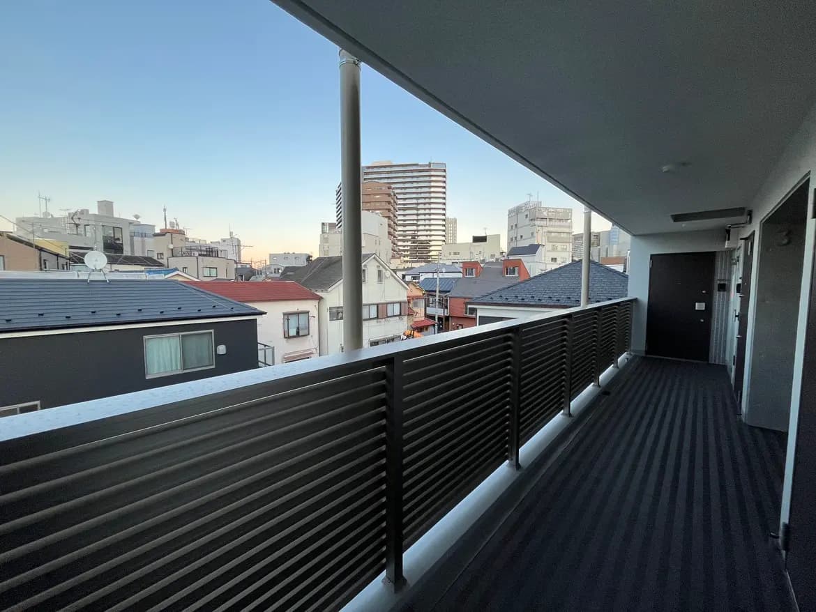 マンションのバルコニーからの景色、市街地の建物と空、クリアな天気