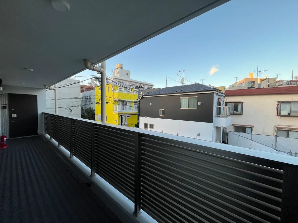 バルコニーから見た都市の住宅風景、近代的な建物と青空