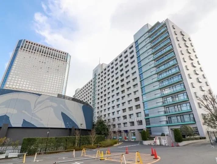 現代的な都市のビル群、ガラス張りの高層ビルとホテル風の建物、晴れた日の街並み