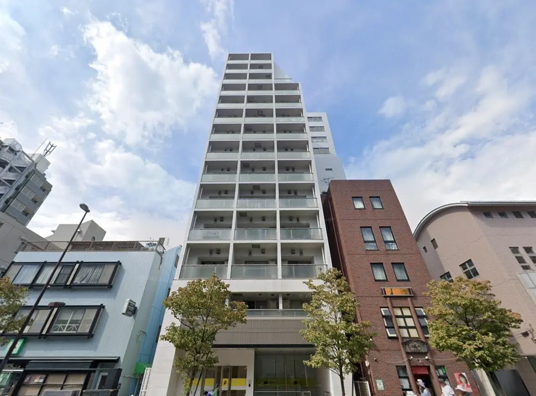 現代的なマンションの外観、晴れた日の都市風景、歩行者道に面した建物
