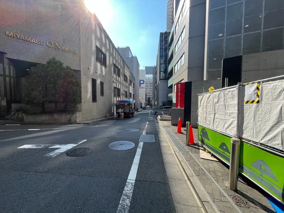 - 都市の風景、Miyamasu ON BLDGの外観と工事中の囲い、晴れた空の下の街並み