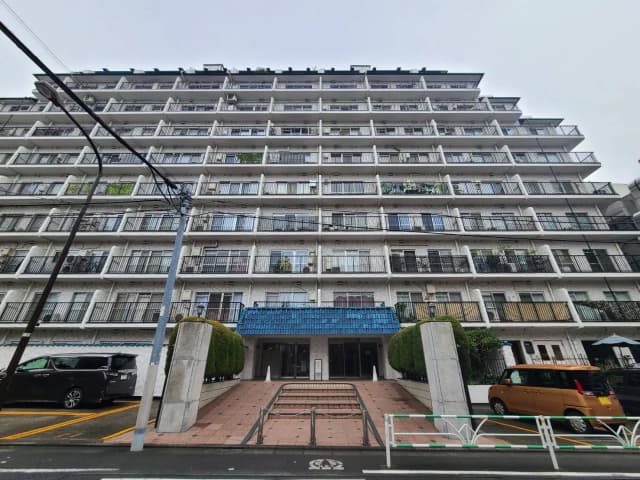 多階建ての外観と整備されたエントリーが特徴的なアパートビル