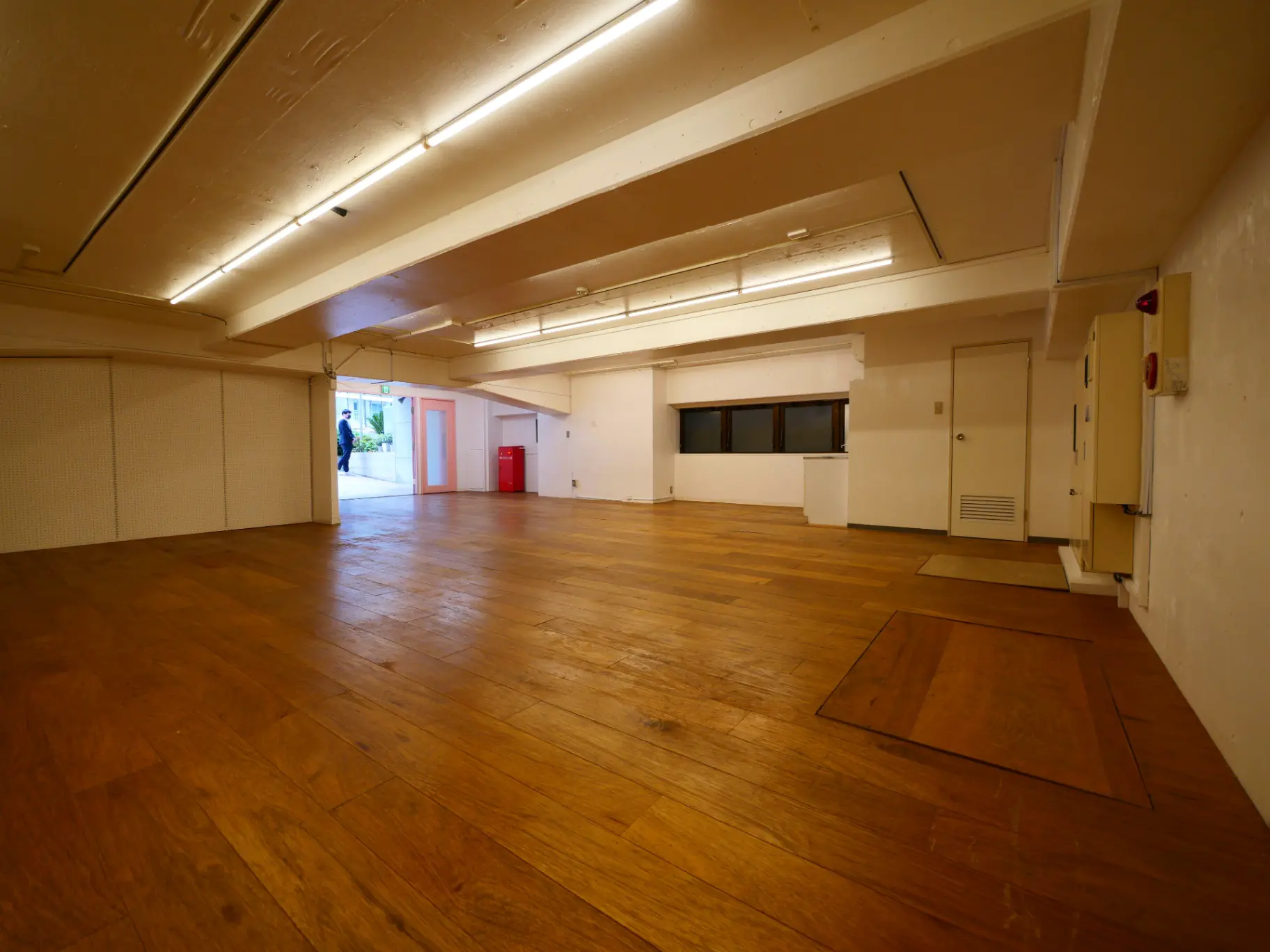 広々とした木のフローリングが特徴的な空間