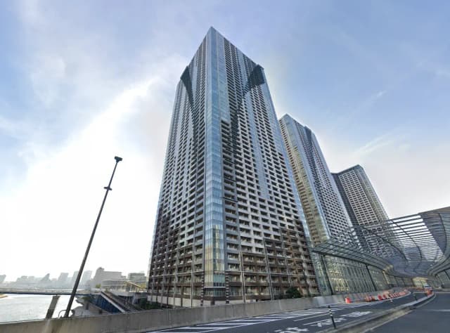 高層ビルが立ち並ぶ都会のランドスケープ、青空と近代的な建築デザイン
