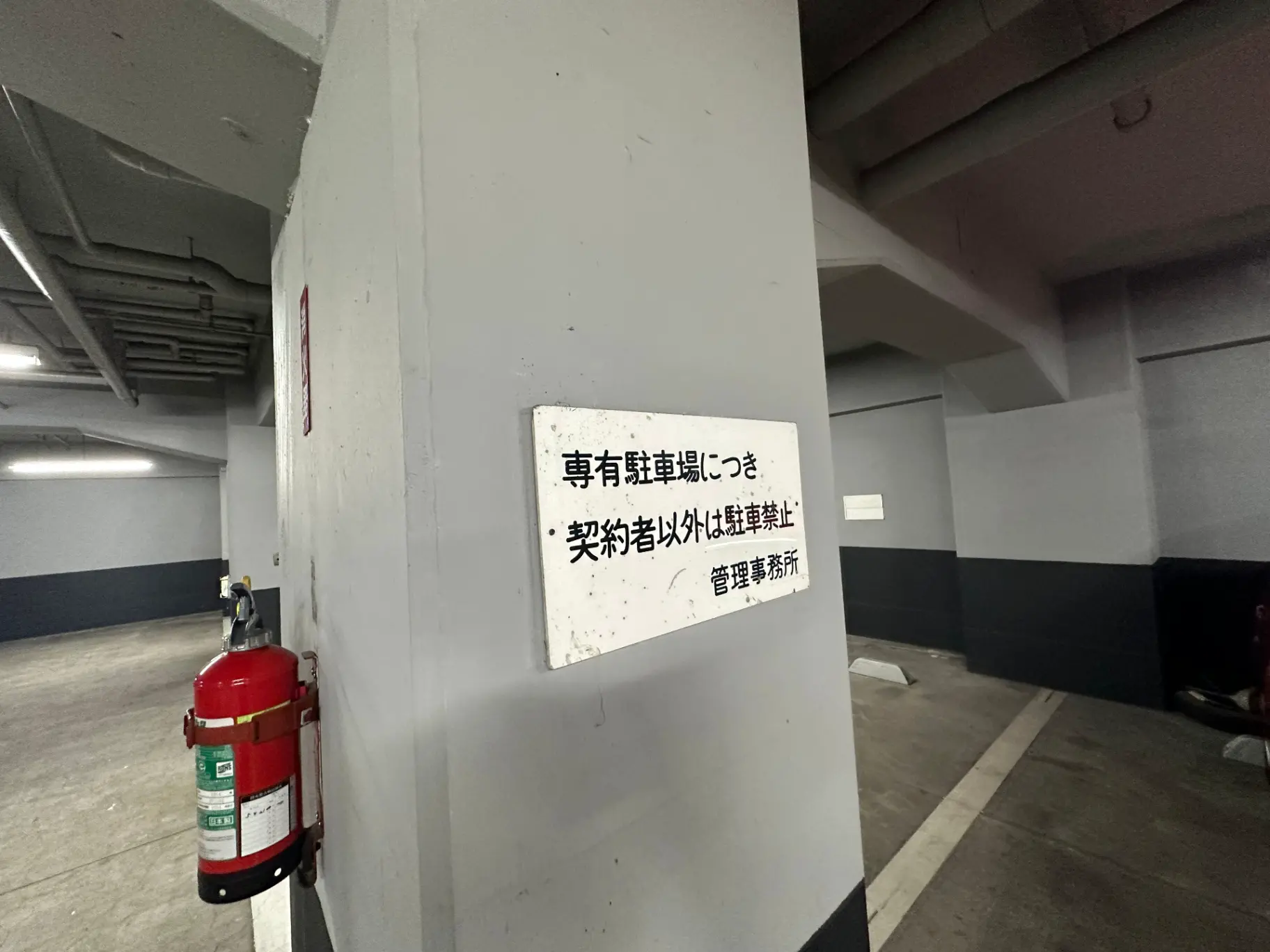 整理された駐車場と安全設備のある物件