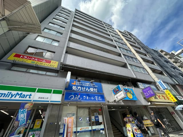 コンビニが入居する商業施設付きの多階層ビル外観