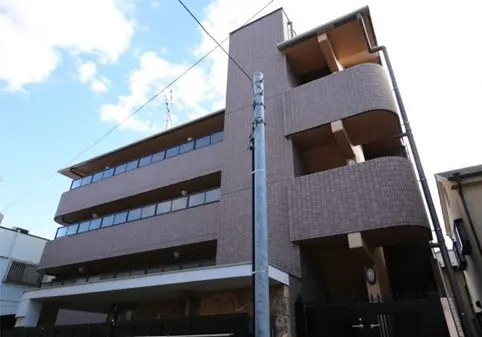 - 現代的なデザインの3階建てアパートメント外観、特徴的なバルコニーと大きな窓が並ぶ fachada
