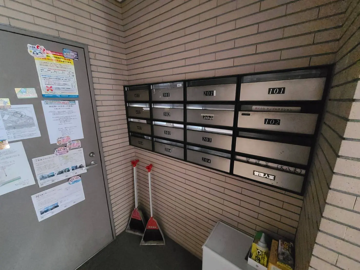 玄関ホールにある郵便受けと掲示板