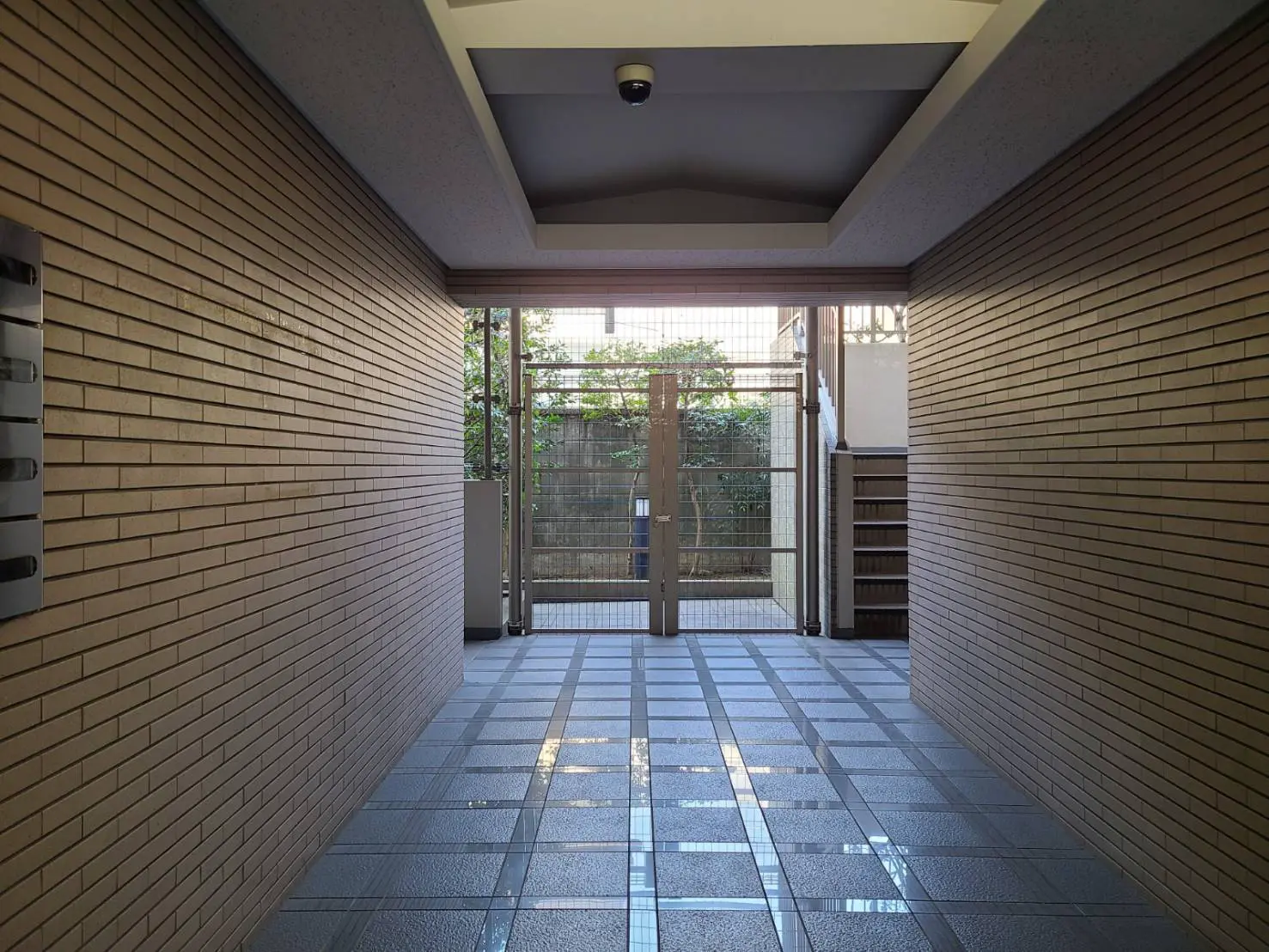 明るい自然光が差し込む広々としたエントランスホール