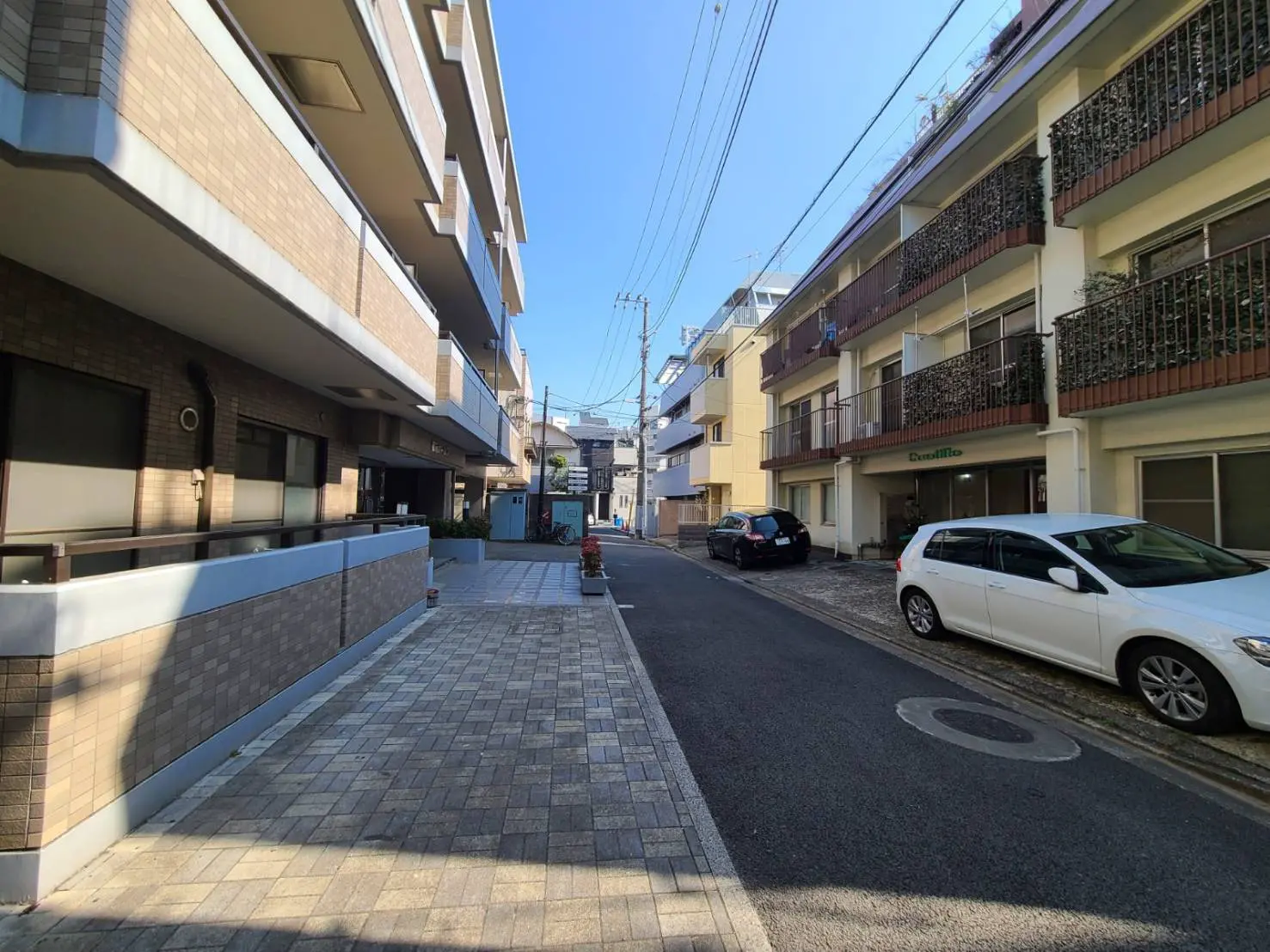 日本の住宅街の風景、アパートメントの建物、晴天の下の静かな通り