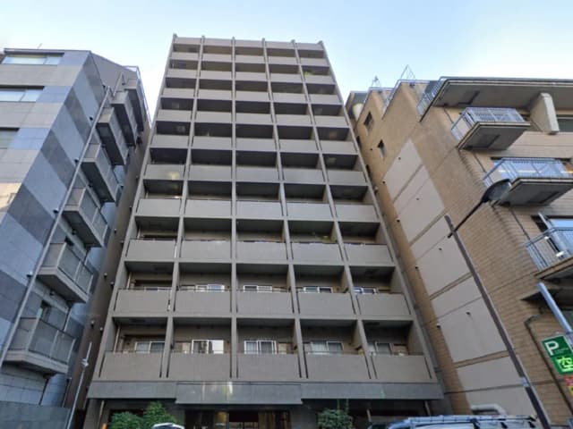 - 近代的な外観のマンション、隣接するビルとのコントラスト、バルコニーのあるフロントビュー