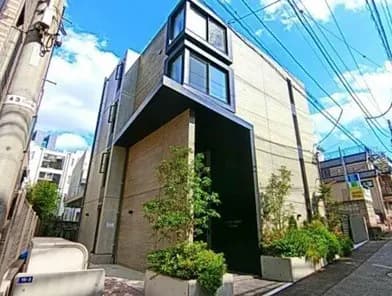現代的な外観の一戸建て住宅、都市の狭い通りに面した、シンプルな造りのファサードと植栽デザイン