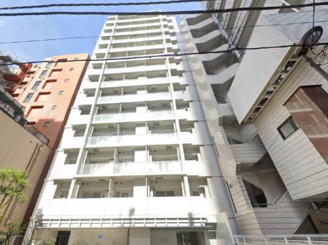 - 白を基調とした近代的なマンションの外観、隣接する建物とのコントラストが印象的なデザイン