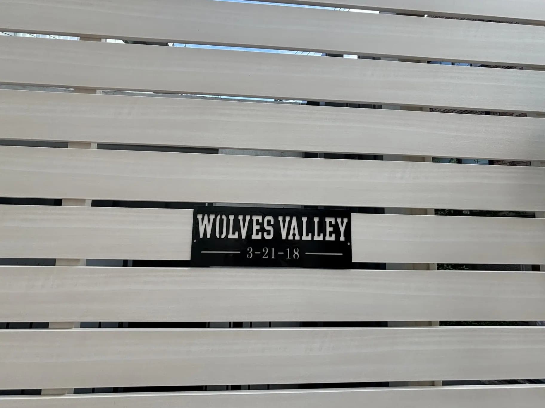 ウィンドウブラインドを通して見える「WOLVES VALLEY 3-21-18」の看板