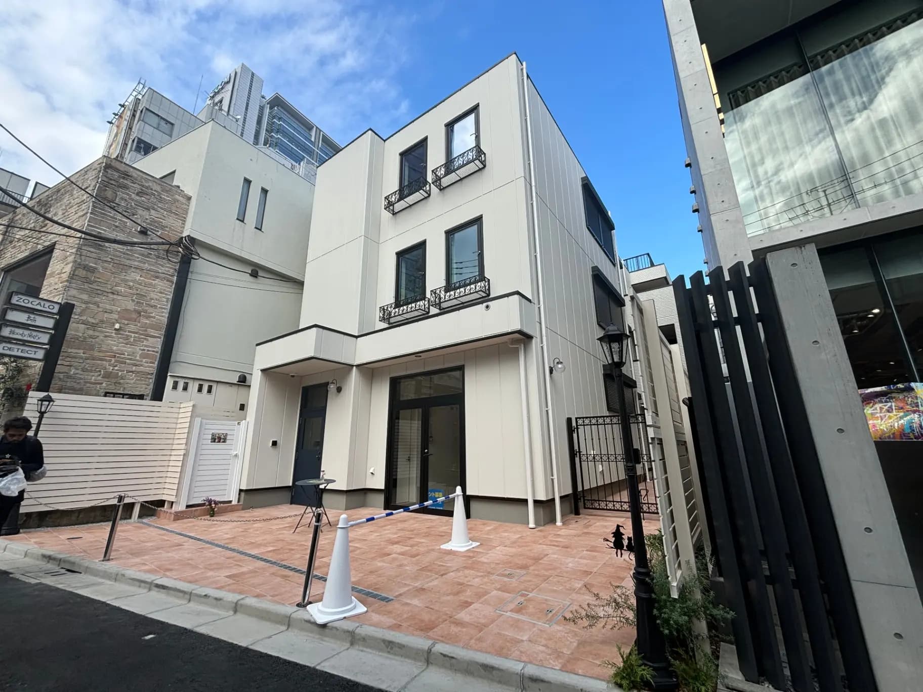 現代的な外観のビル、シンプルな色合いのファサード、街角の立地