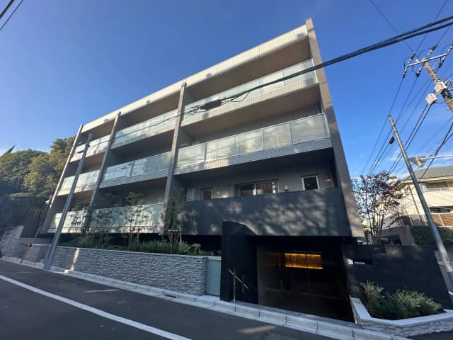 モダンなデザインの多階層レジデンスビル、光が差し込むバルコニー付き
