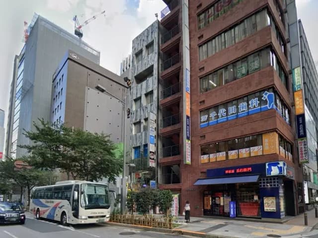 現代的な都市の風景、ビジネスビルとショップ、街路樹、晴れた日の都会の通り