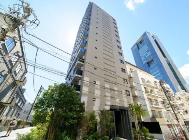 都市の中のモダンな建物と高層オフィスビル、青空と緑が映える風景