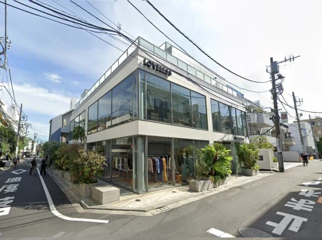 ガラス張りのファサードを持つモダンなファッションブティックの外観、都会的な街角に位置するストアфロント