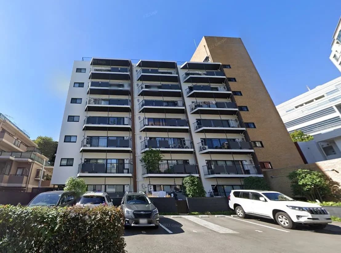 日当たり良好な都市型マンション、バルコニー付きの多階層住宅、駐車場のある快適な住環境