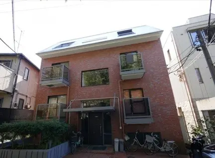 レンガ造りの外観を持つ都市型マンション、自転車置場付き