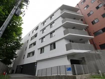 都市型の現代的な白いマンション、バルコニー付きの外観デザイン