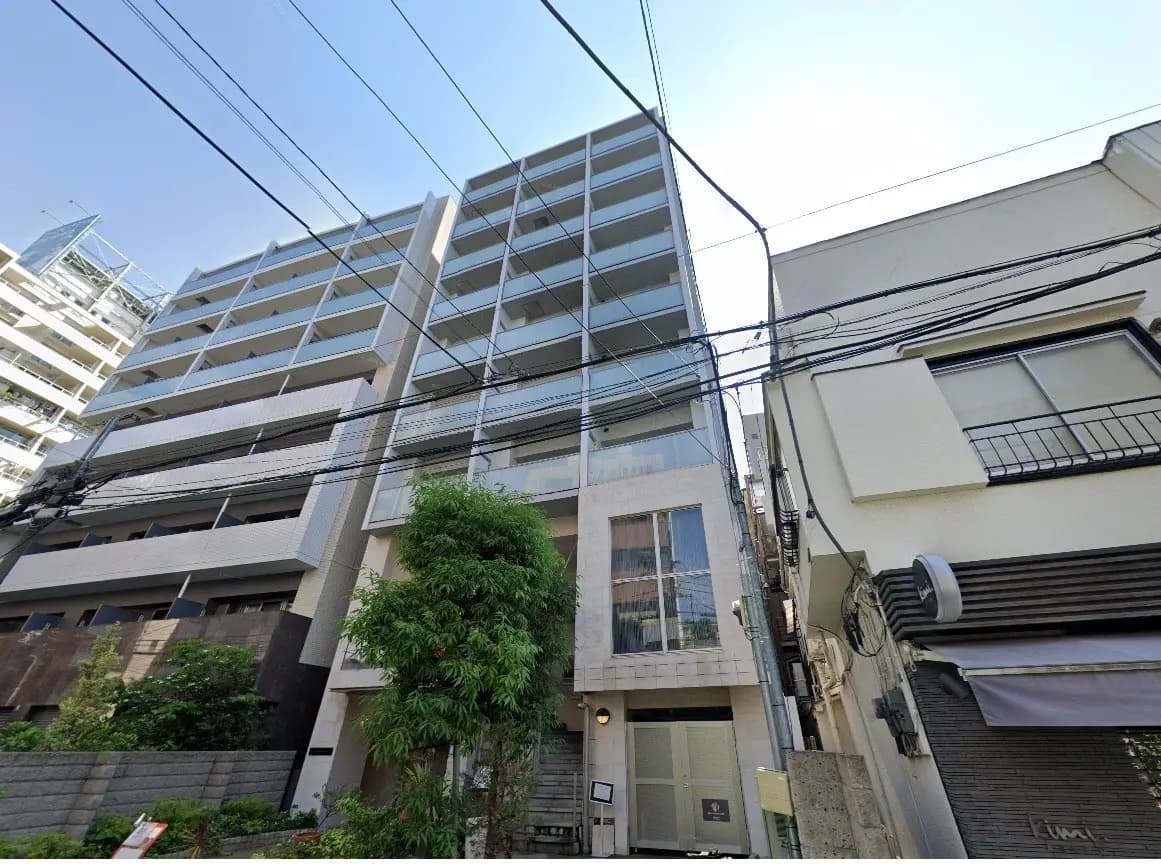 都市のマンションと一戸建ての住宅、晴れた日に撮影された住宅街の風景