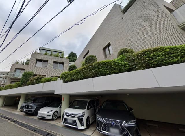 モダンな外観の高級住宅、緑豊かな屋上庭園、複数の高級車が並ぶカーポート