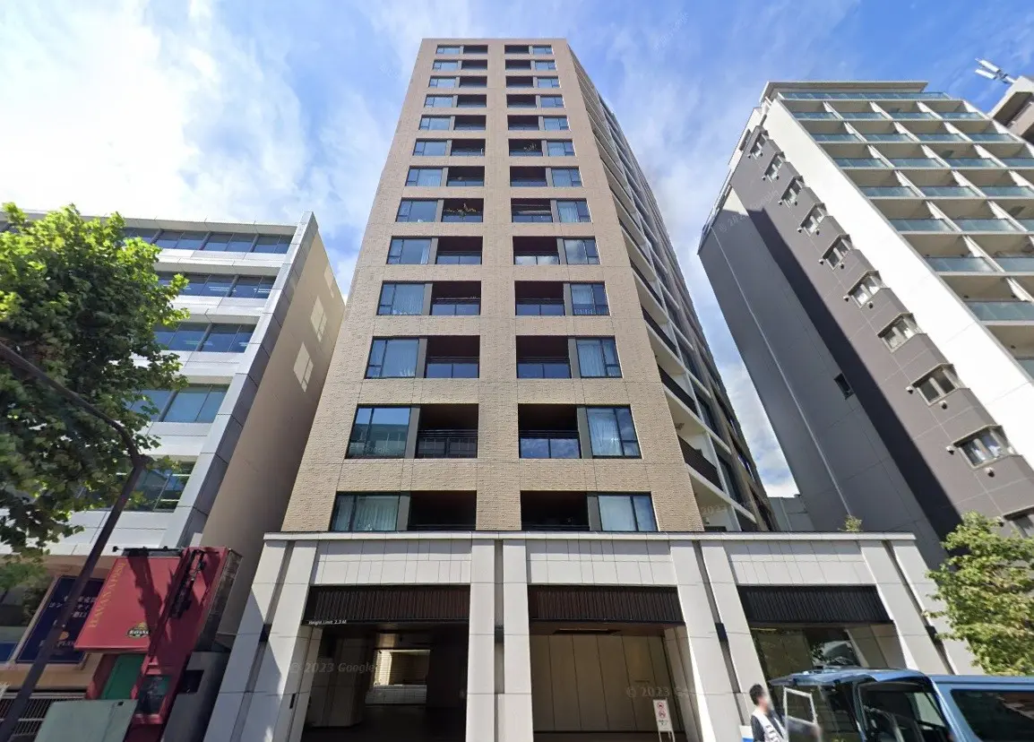 都市の高層マンション、近代的な外観デザイン、晴れた日の街並み