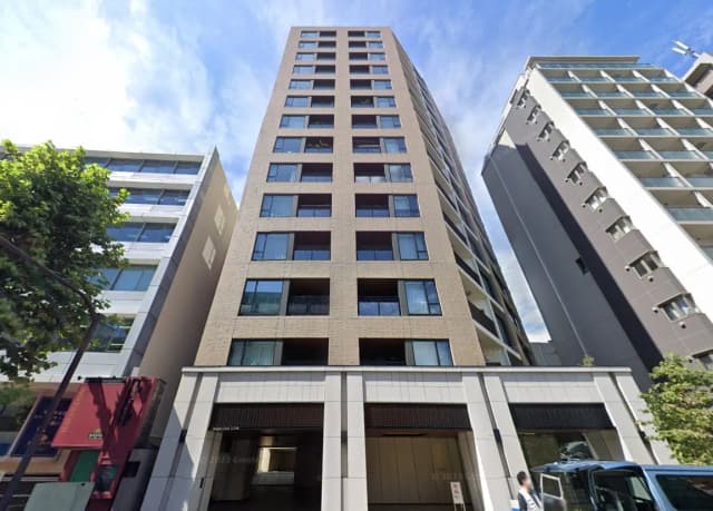 都市の高層マンション、近代的な外観デザイン、晴れた日の街並み