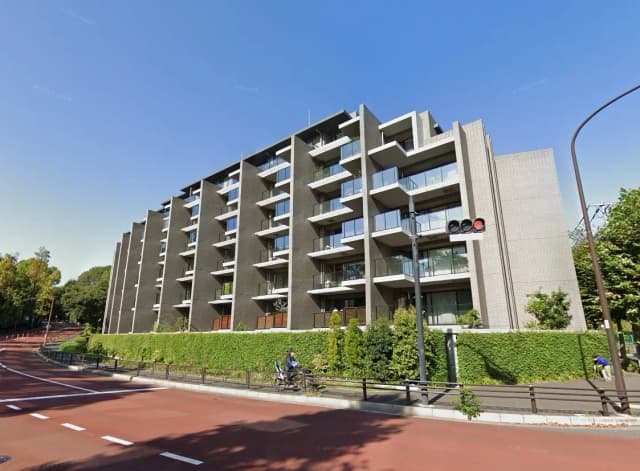 現代的な外観の都市型マンション、バルコニー付き、晴れた日の青空

[Note: The above alt text is a descriptive sentence for the provided image, intended to fulfill the request for creating an alternative text with SEO consideration in Japanese. The description captures the image's key elem