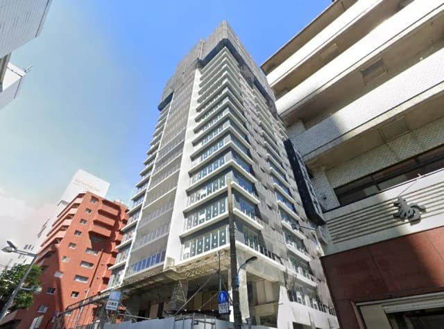 現代的な高層ビルディングの外観、晴れた日の都市の建物、青空と街並み